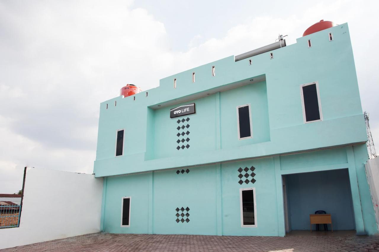 Oyo Life 2601 Residence Damai Helvetia Pulauberayan Экстерьер фото